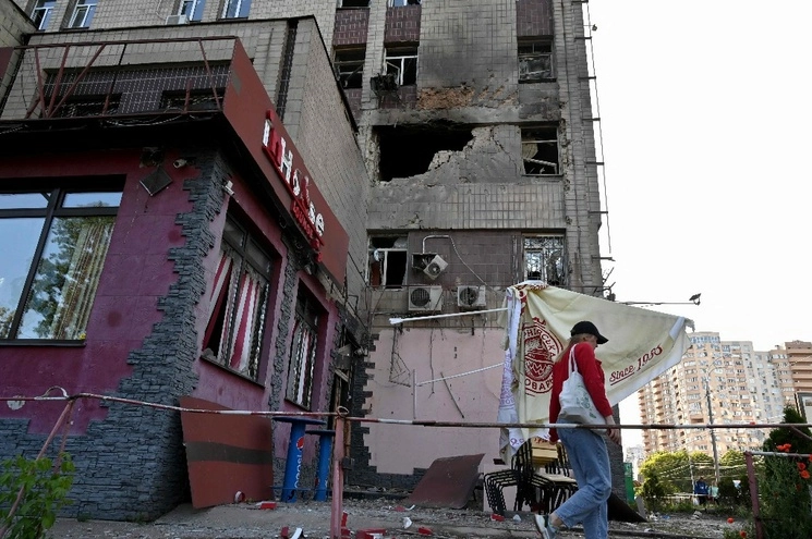 Edificio impactado en Kiev, durante el ataque masivo con drones. Foto Afp