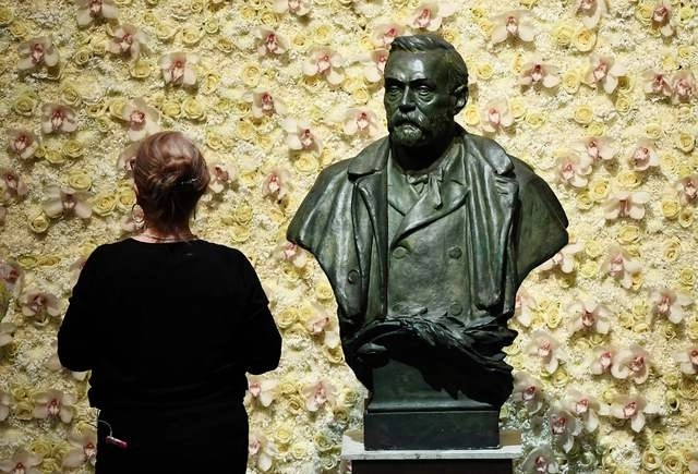 Una visitante observa el busto del fundador de los Premios Nobel, Alfred Nobel, en Estocolmo, Suecia. Foto Afp