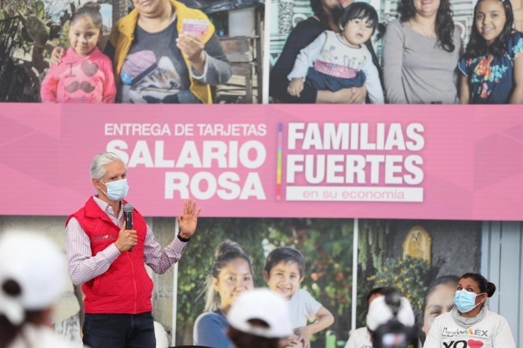 Durante la entrega de las tarjetas con el apoyo económico, el gobernador mexiquense Alfredo del Mazo pidió a la población seguir con las medidas sanitarias preventivas ante el Covid-19, porque los contagios en la entidad continúan. Foto ‘La Jornada’