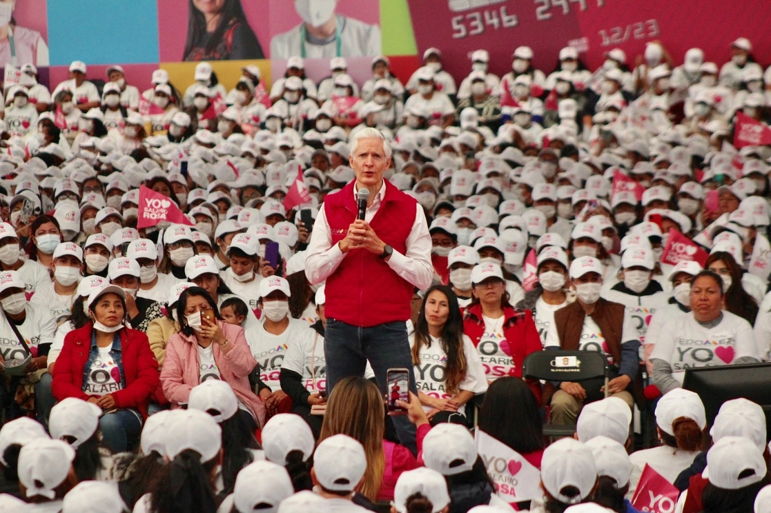 El gobernador del estado de México, Alfredo del Mazo, entregó en Ecatepec tarjetas del Salario Rosa a mujeres de 17 municipios de la entidad. Foto Javier Salinas Cesáreo