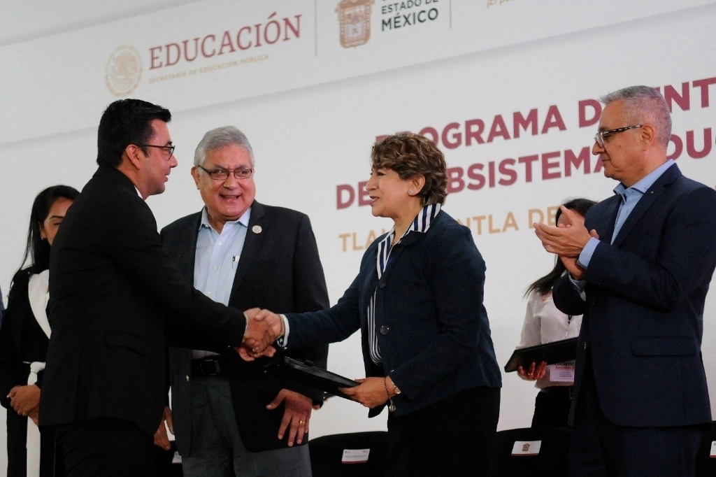 La gobernadora Delfina Gómez entregó las basificaciones a maestros del Edomex. Foto La Jornada