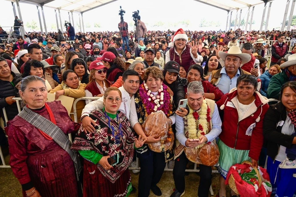 La gobernadora junto a los beneficiarios del programa social. Foto de su perfil de Facebook