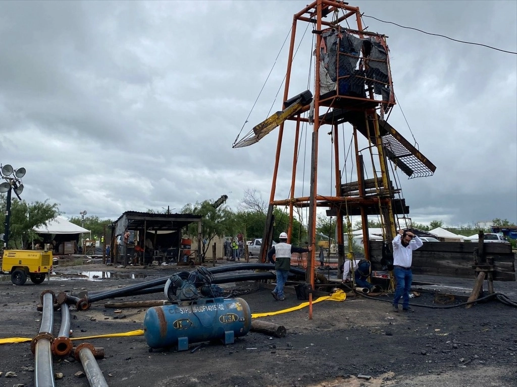 Trabajos de rescate de los cuerpos de los mineros atrapados en la mina de carbón El Pinabete, en el municipio de Sabinas, Coahuila. Foto Cuartoscuro / Archivo 