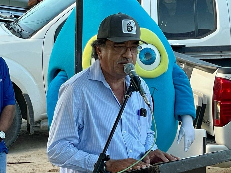 El alcalde de Los Cabos, Oscar Leggs Castro, durante la introducción de la red de agua potable en la colonia Ejidal de San José del Cabo. Foto tomada de www.facebook.com/ayuntamientodeloscabos