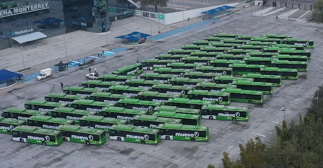 Dan banderazo de salida a los primeros 142 autobuses Foton AUV, de 400 que se pondrán a operar en zonas urbanas de Monterrey, mismos que trabajan con gas natural comprimido. Foto Cortesía Foton