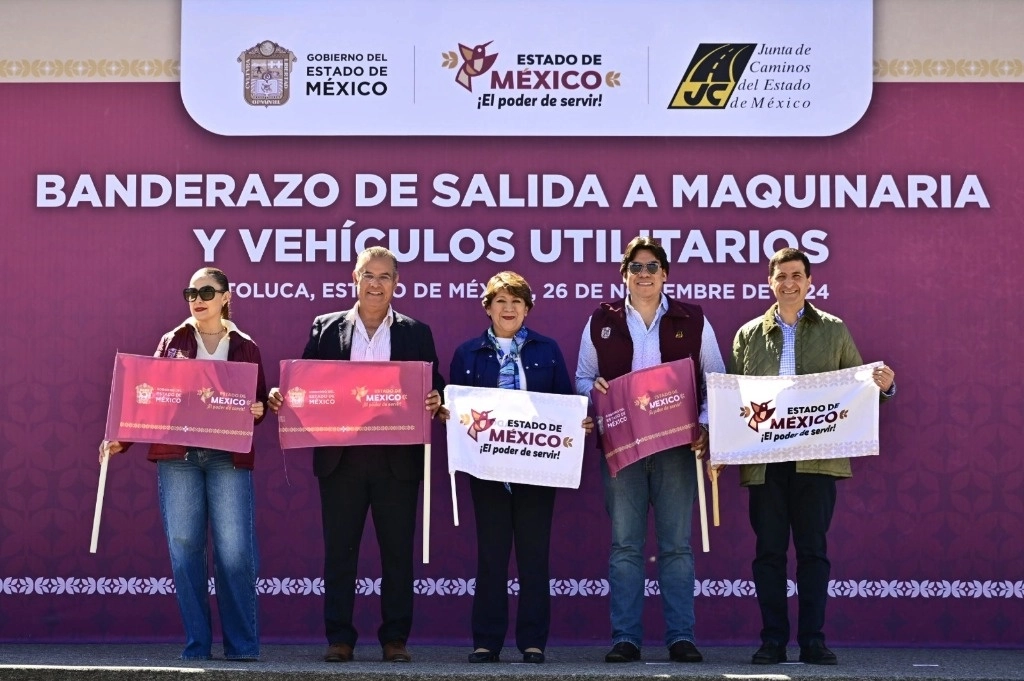 La mandataria estatal entregó vehículos de primer nivel como camionetas pick up; retroexcavadoras; pavimentadoras; compactadores; grúas camiones de noteo;
pintarrayas y rodillos giratorios. Foto La Jornada