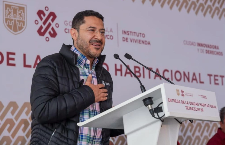 El titular del ejecutivo local, Martí Batres, dijo que se garantiza la producción de casas de interés social y con ello evitar que las personas que menos tienen sean expulsados de la ciudad. Foto Twitter @martibatres
