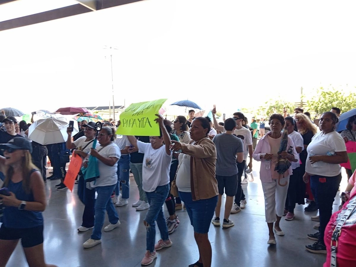 Amigos, familiares  y ciudadanos se han manifestado para exigir justicia a Carlos Gurrola 'Papayita' luego de que una "broma" por parte de sus compañeros de trabajo le provocara la muerte. Foto 
