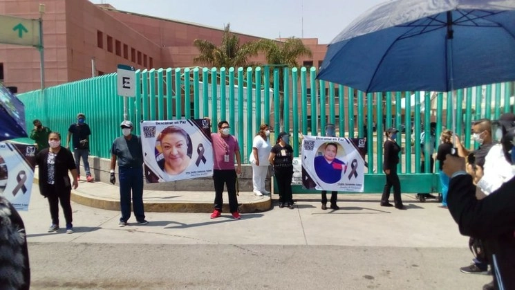 Protesta el personal médico del IMSS de Texcoco, donde se mostró imágenes de quienes han sido contagiados por Covid-19 en esta clínica. Foto La Jornada