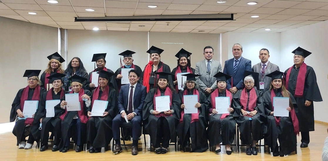 Adultos mayores graduados de la Preparatoria de la Casa de Día de la Oficina Regional Poniente Generación 2019-2020. Foto Tomada del Twitter @ISSSTE_mx