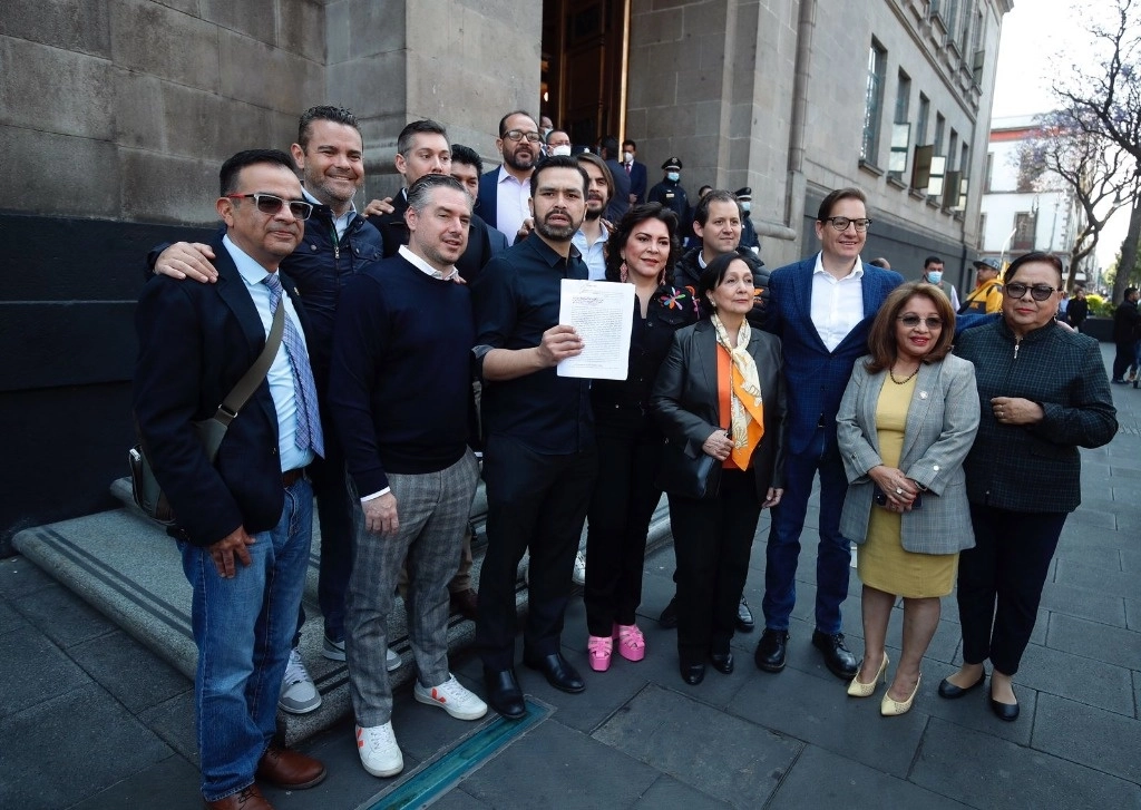 Diputados de Movimiento Ciudadano, encabezados por el coordinador Jorge Álvarez Maynez, durante una conferencia en la que presentan el ‘Amicus Curiae’ ante la SCJN por las violaciones al proceso legislativo ocurridas durante la discusión del ‘Plan B’ de la reforma electoral en la escalinata del máximo tribunal, en la Ciudad de México, el 15 de marzo de 2023. Foto Cristina Rodríguez
