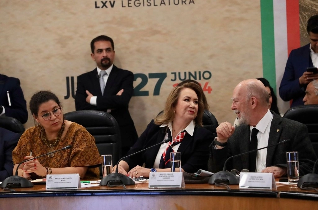 Las ministras Lenia Batrés, Yasmín Esquivel y el ministro José Luis González Alcántara, durante el foro. Foto: Luis Castillo 