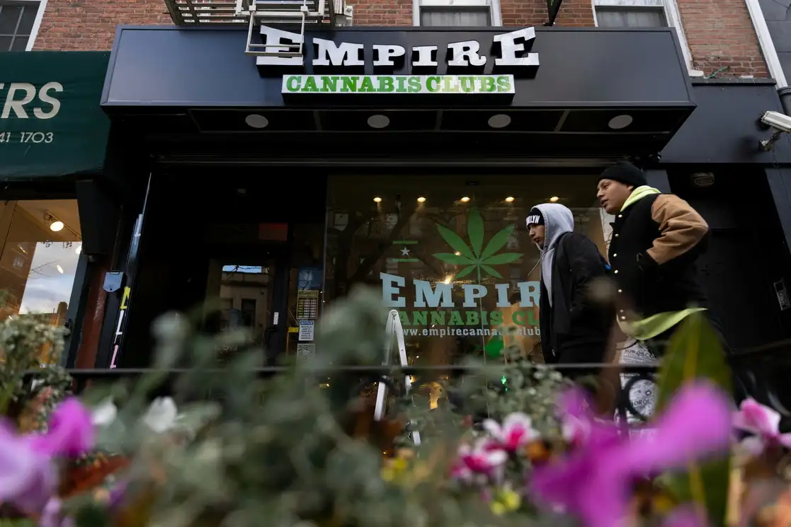 Nueva York entregó el lunes sus primeras 36 licencias para vender marihuana en dispensarios. Foto Ap 