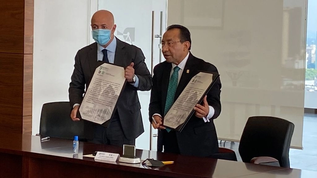 Hazael Ruiz Ortega (izq), subsecretario del Sistema Penitenciario y Rafael Guerra Álvarez (der), presidente del PJCM, durante la firma de la entrega del equipo, el 23 de junio de 2021. Foto cortesía Sistema Penitenciario  