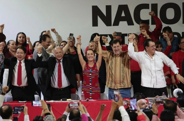 El Partido del Trabajo entrega constancia a Claudia Sheinbaum, como Coordinadora de los Comités de Defensa de la Cuarta Transformación. Foto Luis Castillo