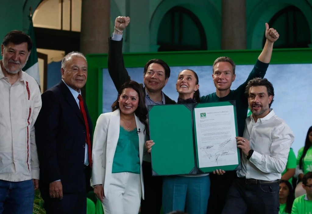La candidata de Sigamos Haciendo Historia, Claudia Sheinbaum (c) tras recibir la constancia que la acredita como candidata presidencial del PVEM. Foto Cristina Rodríguez