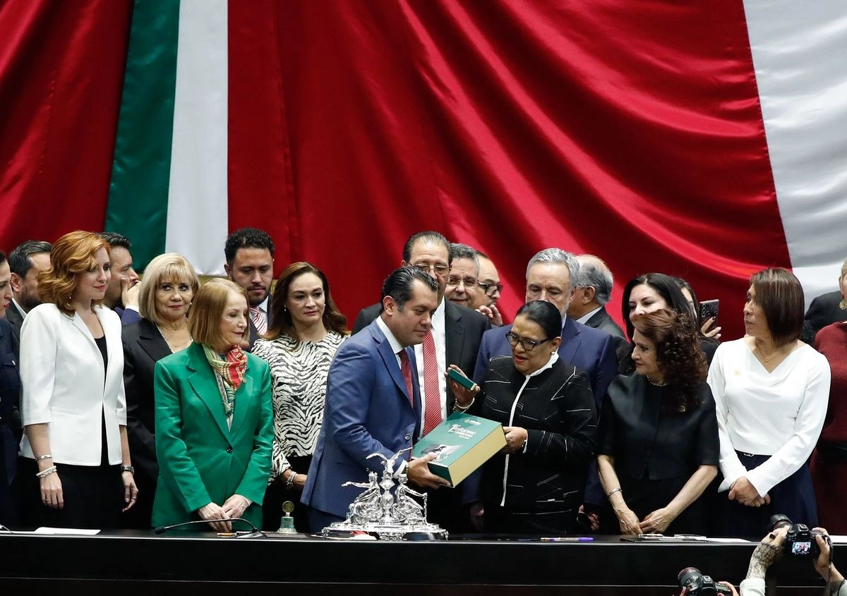La secretaria de Gobernación, Rosa Icela Rodríguez (c,der) hace entrega del Primer Informe de Gobierno de la presidenta Claudia Sheinbaum durante la Sesión del Congreso General. Foto 
