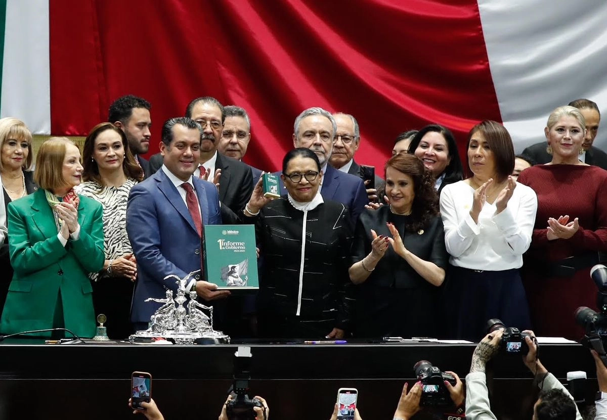 La secretaria de Gobernación, Rosa Icela Rodríguez (centro), entregó ayer al Congreso el primer Informe de gobierno de la presidenta Claudia Sheinbaum. 