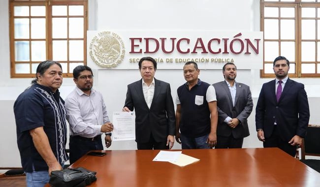 El documento se entregó a los representantes de la CNUN en el edificio sede de la Secretaría de Educación Pública. Foto 