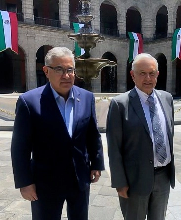 El presidente Andrés Manuel López Obrador (der) y el secretario general del SNTE, Alfonso Cepeda (izq) durante su encuentro. Foto cortesía SNTE