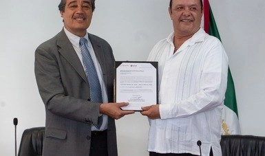 El subsecretario del Trabajo, Alfredo Domínguez Marrufo, durante la entrega de una constancia en imagen de archivo. Foto Cortesía STPS