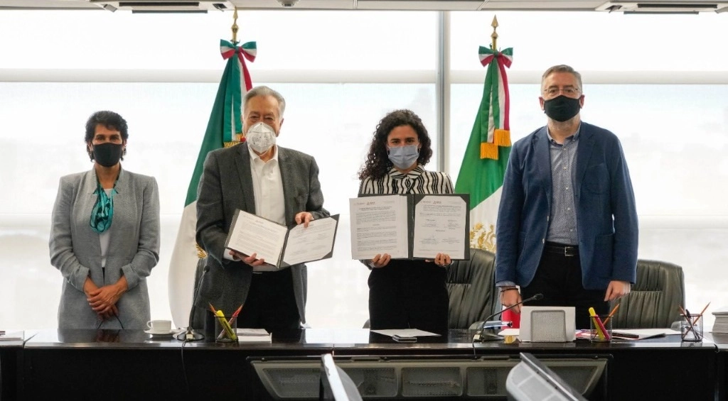 La entrega de documentación estuvo encabezada por la titular del Trabajo, Luisa Alcalde (c,der) y e director general de la CFE, Manuel Bartlett (c,izq). Foto tomada de la cuenta de Twitter @CFEmx
