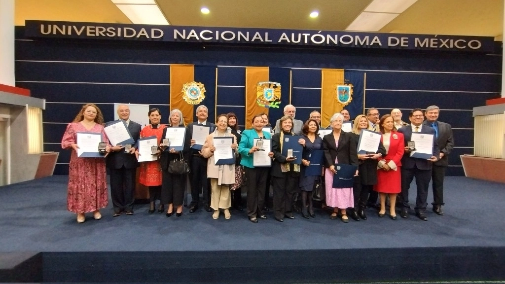 El SUAyED creció como nunca antes lo había hecho, pues hoy cuenta con 43 mil alumnos, por lo que uno de cada nueve estudiantes de la UNAM cursa en este sistema. Imagen de los profesores galardonados acompañados por el rector Enrique Graue., el 17 de octubre de 2023. Foto tomada de X @cuaieedunam