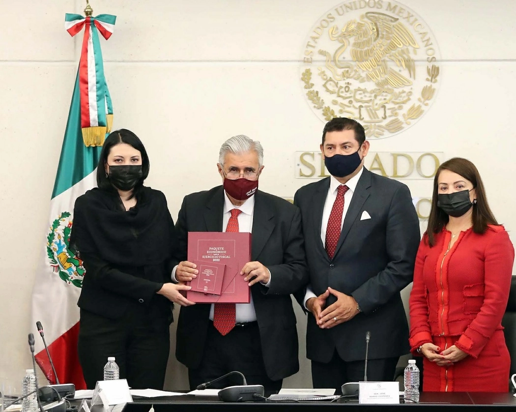 El documento fue recibido por el vicepresidente de la mesa directiva del Senado, José Narro (c) y por el presidente de la Comisión de Hacienda, Alejandro Armenta (c,der). Foto cortesía Senado de la República