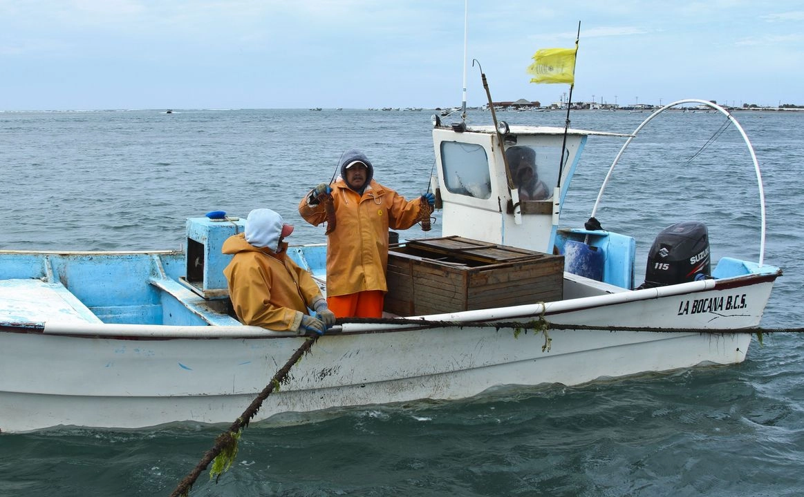 En su intervención, el gobernador de Yucatán, Joaquín “Huacho” Díaz Mena, afirmó que este programa llamado Seguridad en el Mar representa un avance hacia una pesca más segura y humana, donde no solo se garantice que las embarcaciones cuenten con equipo adecuado, sino que las familias tengan la certeza de que sus familiares estarán protegidos al salir al mar. Foto 