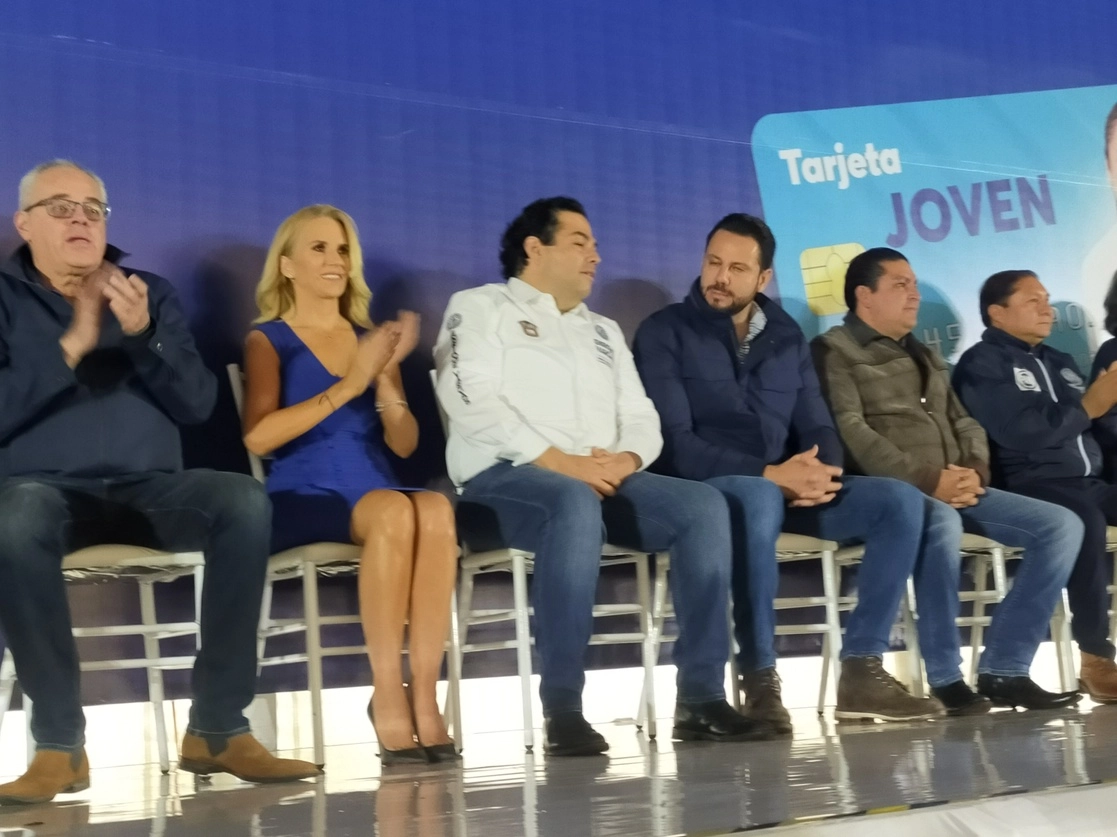 La alcaldesa presidió el evento en el que se comprometió a seguir apoyando a las familias de la localidad. Foto La Jornada