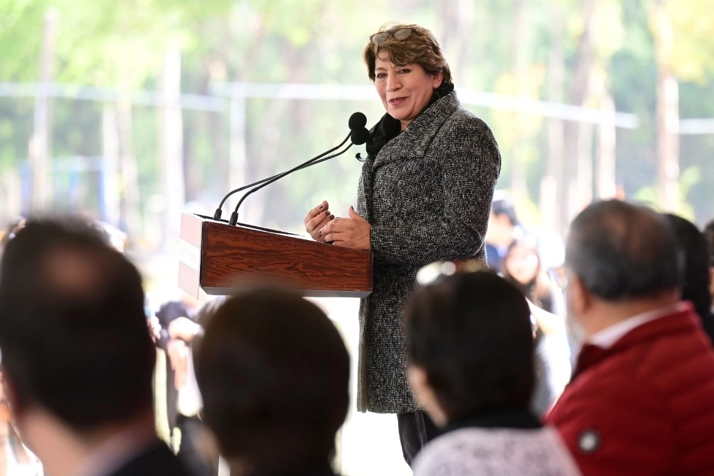 Delfina Gómez, gobernadora de Edomex encabezó la entrega de departamentos para afectados por el deslave del cerro Chiquihuite. Foto La Jornada