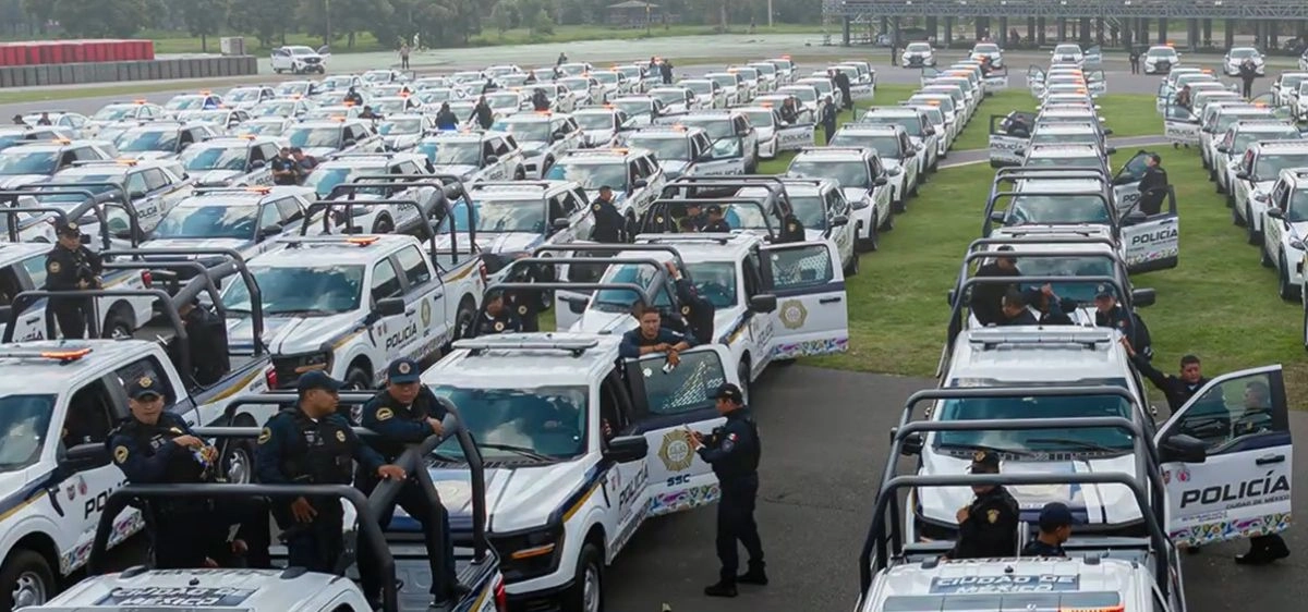 La presentación de las nuevas patrullas de la SSC CDMX se realizó en el Autódromo de los Hermanos Rodríguez, en la alcaldía Iztacalco; las unidades son de color blanco con acabados en azul y dorado, con el logo de la policía en el cofre. Foto   
