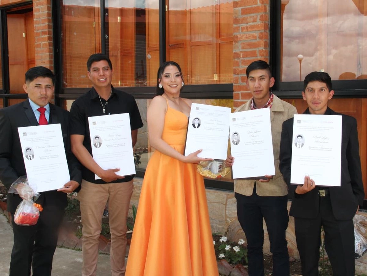 La Secretaría de Educación Pública (SEP) entregó 344 títulos a egresados de la Universidades para el Bienestar Benito Juárez García (UBBJG), en los planteles de Puebla y Tlaxcala. Foto