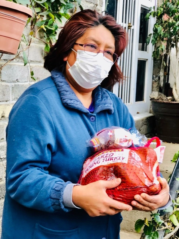 Una vecina de la alcaldía recibe su despensa. Foto cortesía de la Magdalena Contreras 