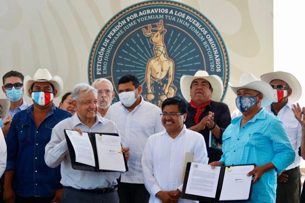 El presidente Andrés Manuel López Obrador recibió una propuesta de iniciativa a la Reforma Constitucional sobre derechos de los pobladores indígenas y afromexicanos, por parte de representantes de la etnia yaqui en Vícam, Sonora, el 28 de septiembre de 2021. Foto tomada del Twitter de @rosaicela_