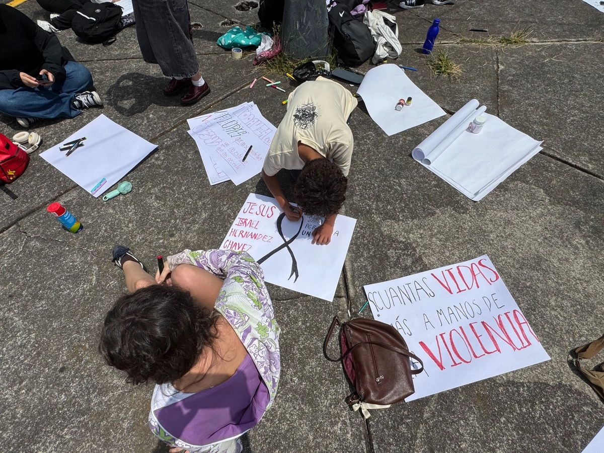Estudiantes del CCH Sur colocan una ofrenda en memoria del compañero que perdió la vida este lunes, tras ser agredido por otro alumno. Otro grupo se prepara para una marcha que irá hacia la Rectoría de la UNAM para exigir que autoridades resuelvan el caso de inseguridad en el plantel, en la Ciudad de México, el 23 de septiembre de 2025. 
