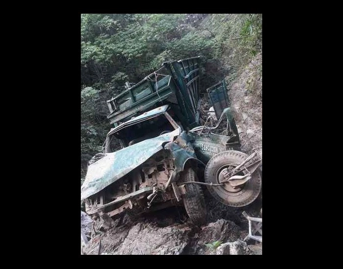 Vehículo en el que viajaba el grupo musical atacado en las inmediaciones de Mexcalzingo, municipio de Chilapa. Foto ‘La Jornada’