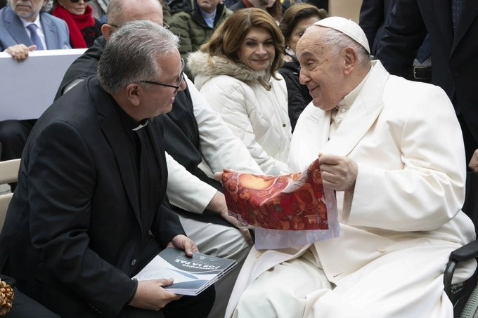El Padre Provincial de la Provincia Mexicana de la Compañía de Jesús, Luis Gerardo Moro Madrid, le entregó al papa Francisco un lienzo que honra la memoria de los jesuitas asesinados en la Sierra Tarahumara, justo cuando se acerca el segundo aniversario de su martirio el próximo 20 de junio. Foto tomada de X @Jesuitas_Mexico