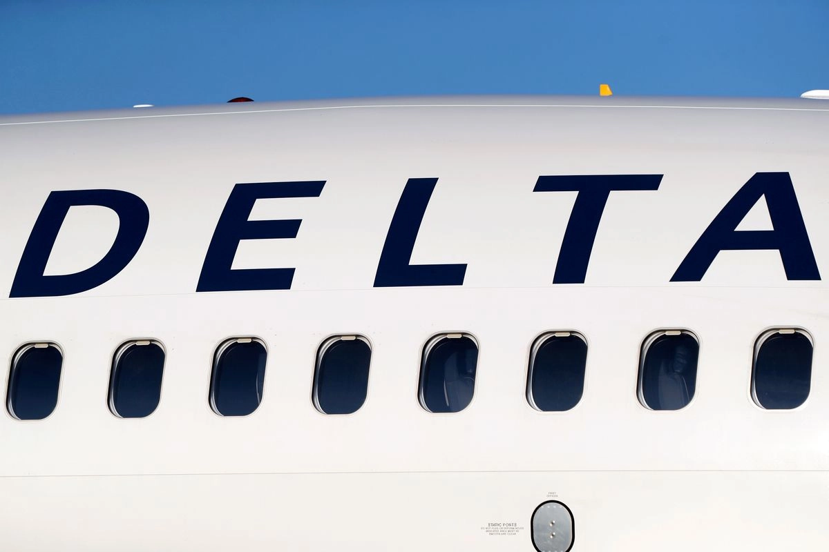 El logotipo de la compañía adorna el lateral de un avión de pasajeros de Delta Air Lines en el Aeropuerto Internacional de Denver, en Denver. Foto