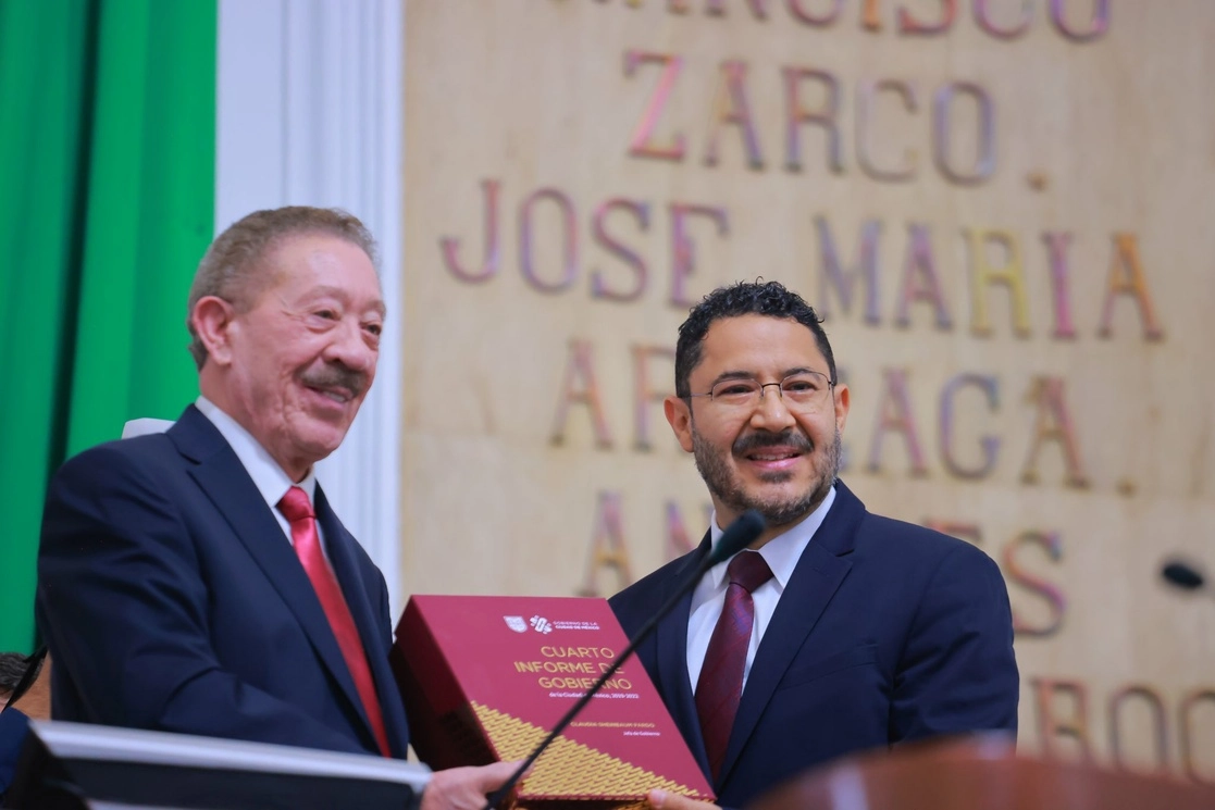 El presidente de la Mesa Directiva del Congreso capitalino, Héctor Díaz Polanco, recibe del secretario de Gobierno local, Martí Batres, el cuarto informe de Claudia Sheinbaum, el 1 de septiembre de 2022. Foto tomada del Twitter de @Congreso_CdMex

