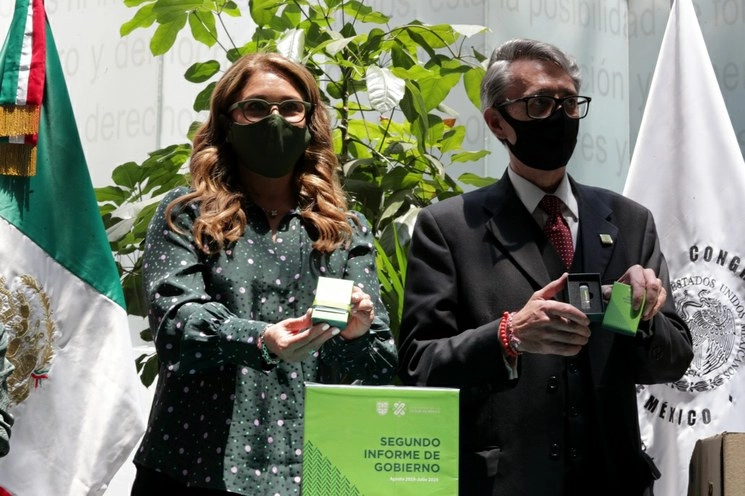 El secretario del gobierno local, José Alfonso Suárez del Real, entrega a la Presidenta de la Mesa Directiva del Congreso de la CDMX, Isabela Rosales, el Segundo Informe de labores de la jefa de Gobierno, Claudia Sheinbaum, el 1 de septiembre de 2020. Foto Roberto García Ortiz 
