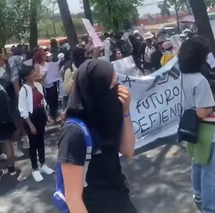 Alumnos de la UAM durante la protesta. Imagen tomada de video compartido en 