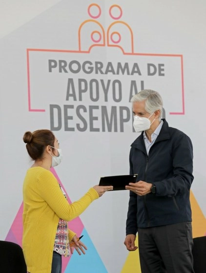 Del Mazo recordó que su gobierno ha impulsado diferentes programas, como la entrega de microcréditos a las micro y pequeñas empresas. Foto La Jornada
