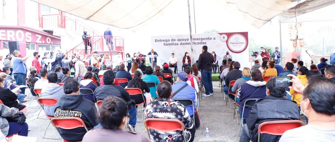 Entrega de apoyos a 286 familias afectadas por el derrumbe en el Chiquihuite. Foto La Jornada