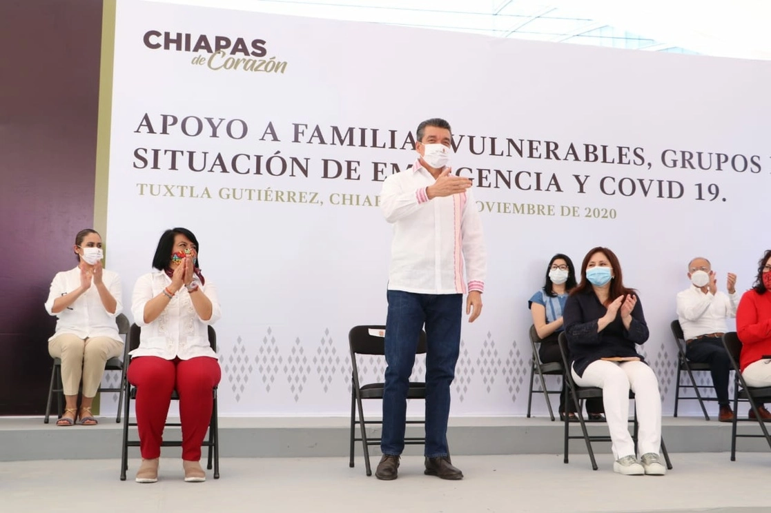 La titular del Sistema Nacional para el Desarrollo Integral de la Familia, María del Rocío García Pérez y el gobernador de Chiapas, Rutilio Escandón, encabezaron el acto de inicio de la entrega de casi 200 mil paquetes alimentarios a familias vulnerables en la entidad. Foto ‘La Jornada’
