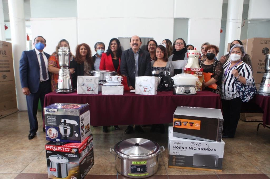 El alcalde Armando Quintero en la entrega de esnseres para los Cendis de Iztacalco. Foto @IztacalcoAl