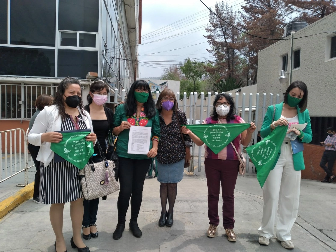 Integrantes de Católicas por el derecho a decidir a las afueras del Congreso local. Foto 'La Jornada'