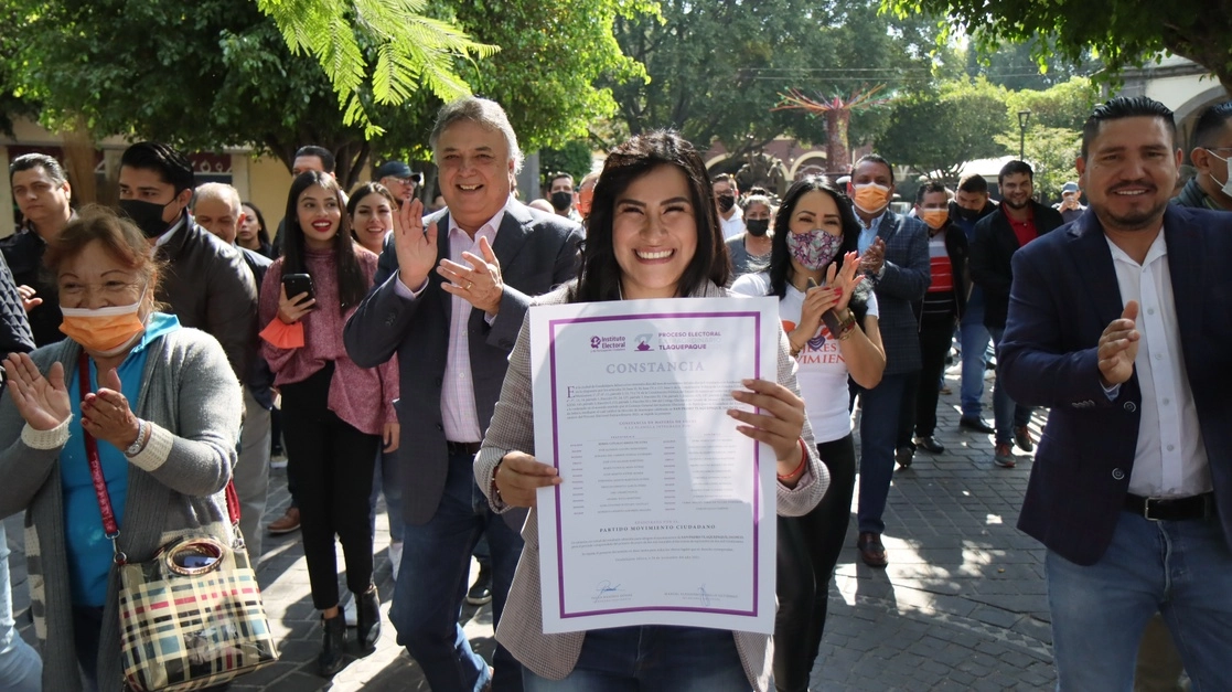 Citlalli Amaya de MC con la constancia de mayoría que la acredita como alcaldesa electa de Tlaquepaque, Jalisco. Foto Tomada del Twitter @CitlalliAmaya
