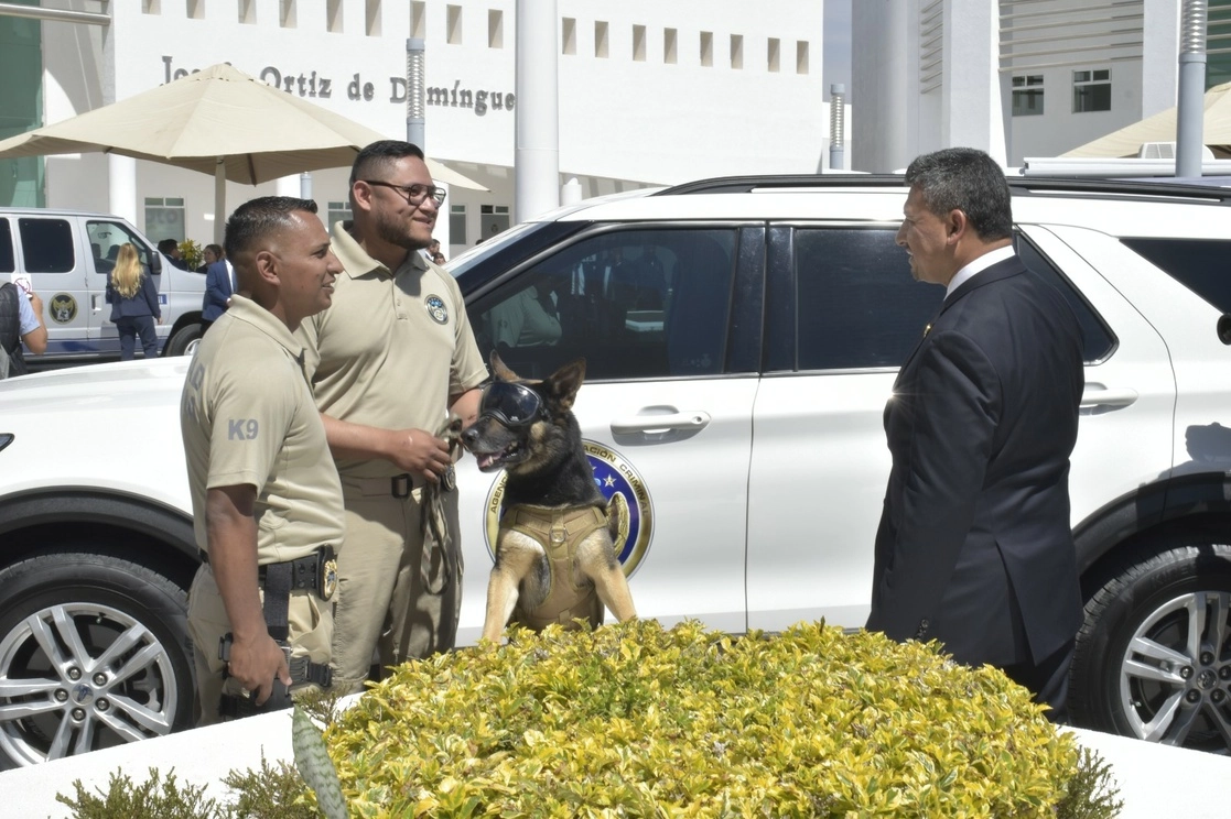 El fiscal entregó por escrito su informe de actividades. Foto La Jornada