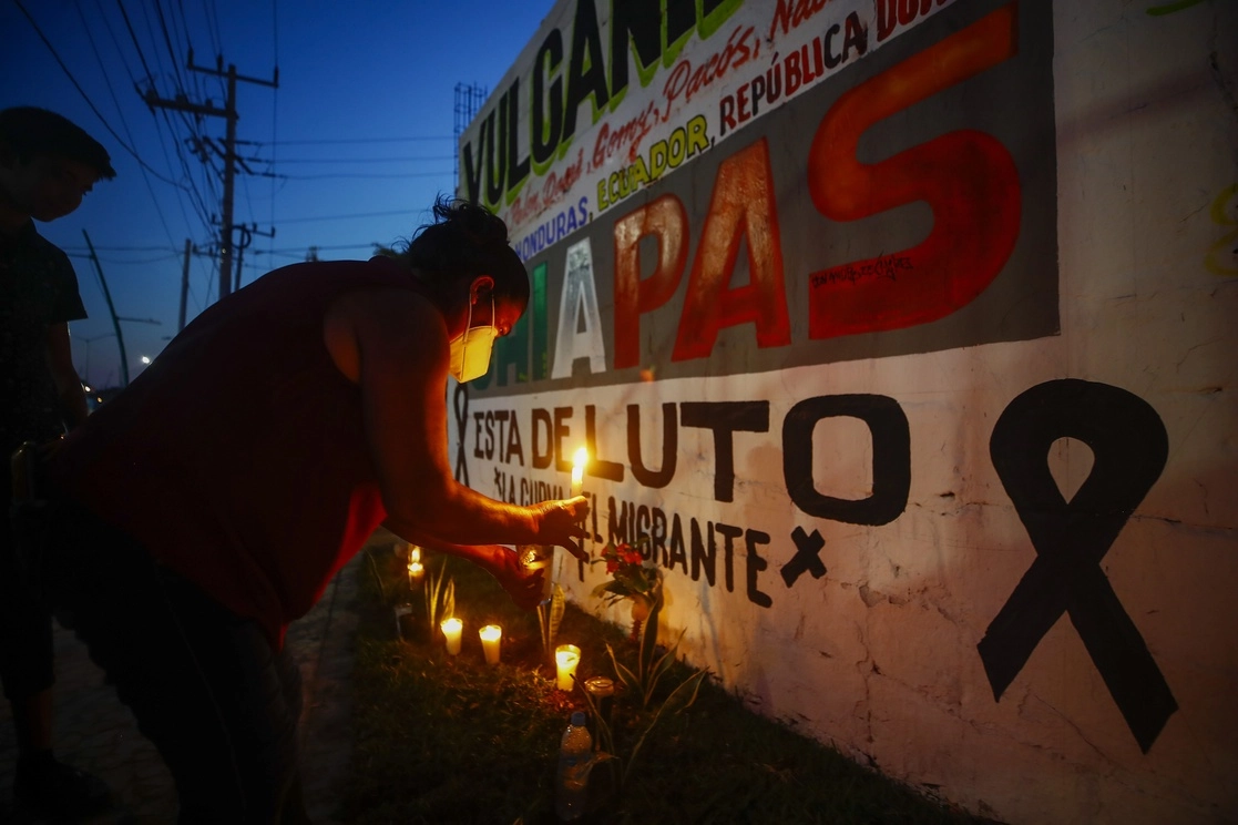 Vecinos del lugar donde ocurrió el trágico accidente de cobró la vida de más de 50 migrantes, colocaron una ofrenda. Foto Víctor Camacho 